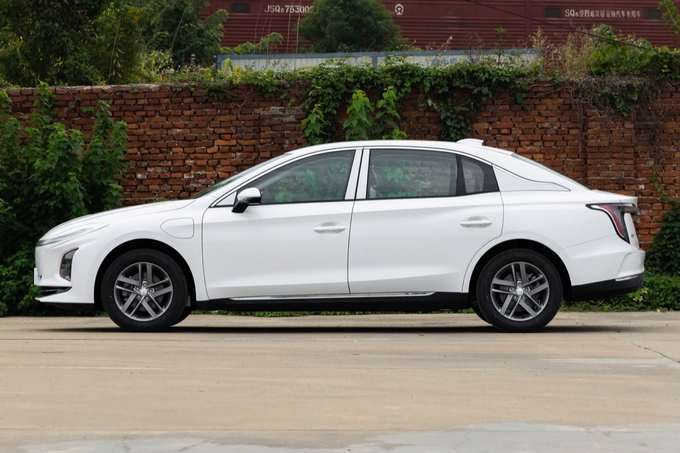 Hongqi E-QM5 2025 миниатюра 3