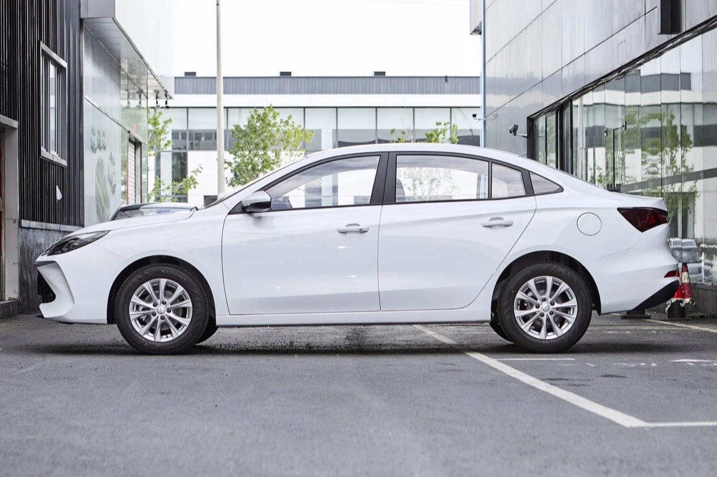 Roewe i5 2026 1.5L Manual Comfort Edition миниатюра 2